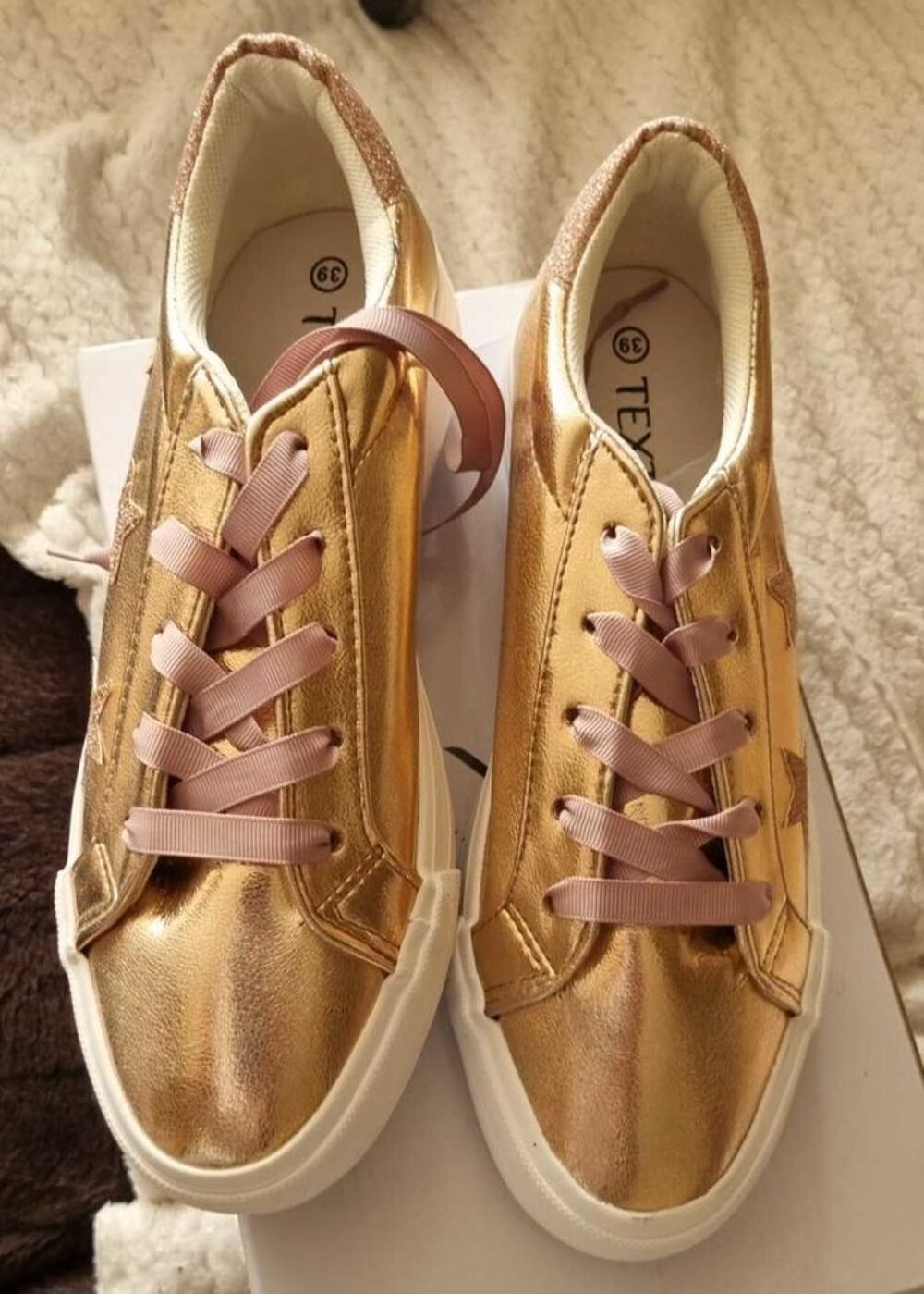 Tr&egrave;s jolies baskets neuves P39 Chaussures