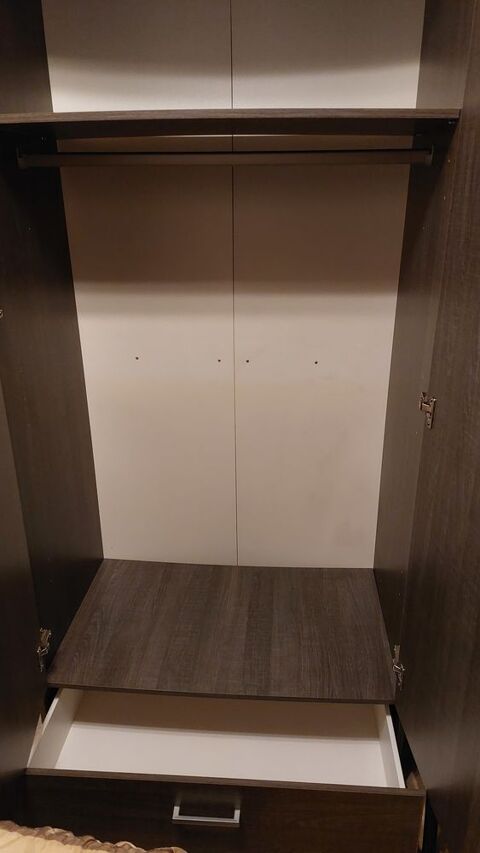 armoire penderie avec miroir 2 portes en tr�s bon �tat.  50 Ugine (73)