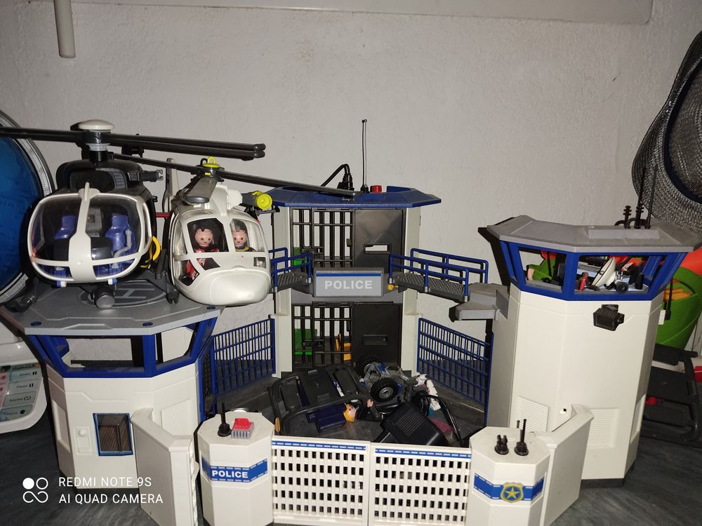 Maison playmobil 
Comissairiat de police
H&ocirc;pital p&eacute;diatre Jeux / jouets