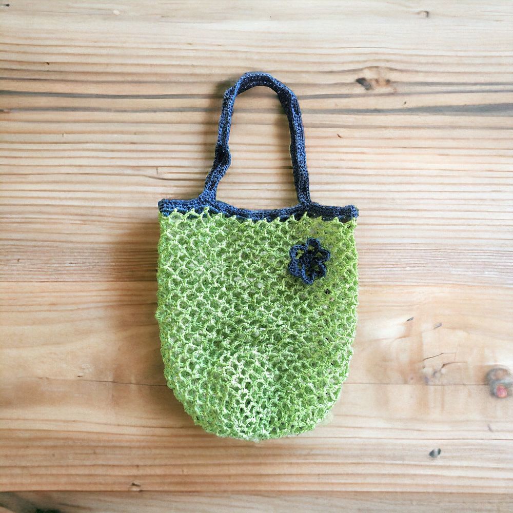 Filet &agrave; provisions fleuri au crochet en raphia papier vert et bleu V�tements