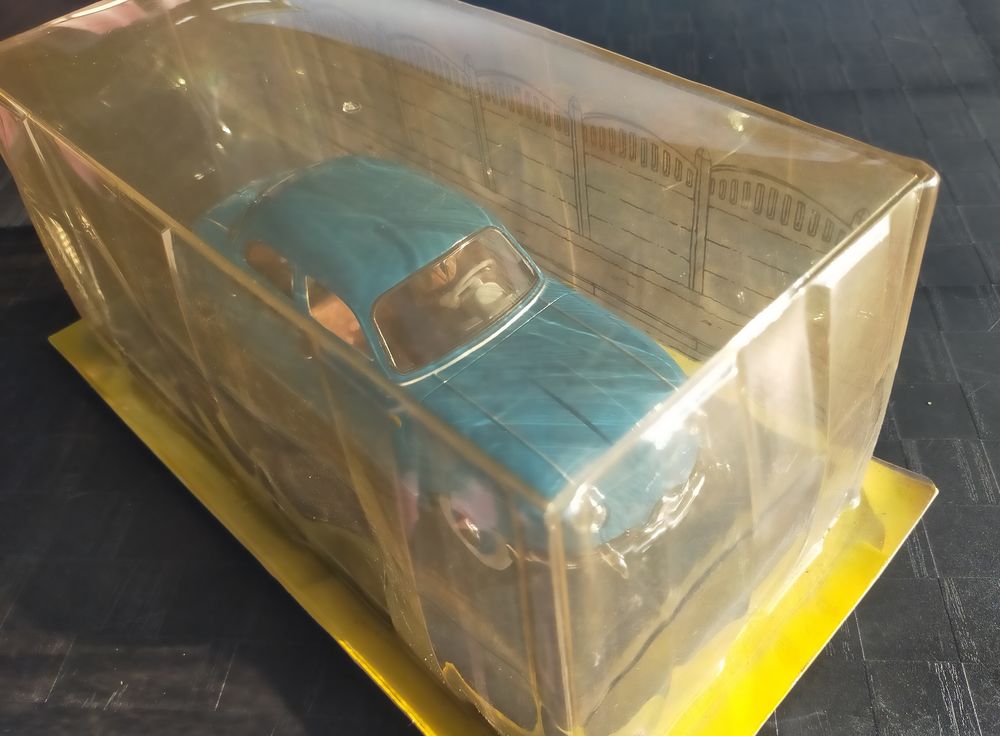 Tintin le taxi Panhard Dyna Z (coke en stock) 1/24
