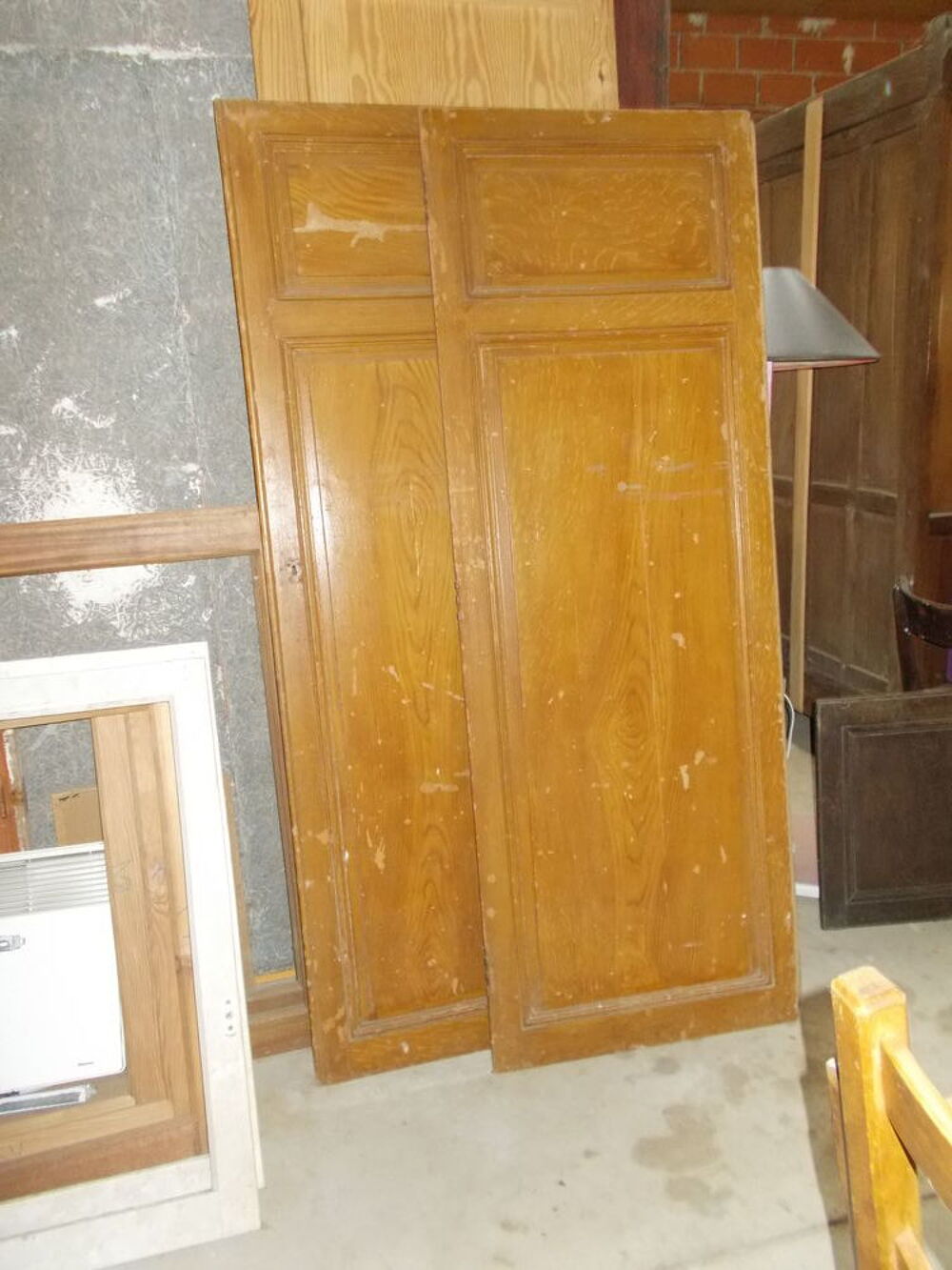 Venez voir ces quelques portes et fen&ecirc;tres rescap&eacute;es. Meubles