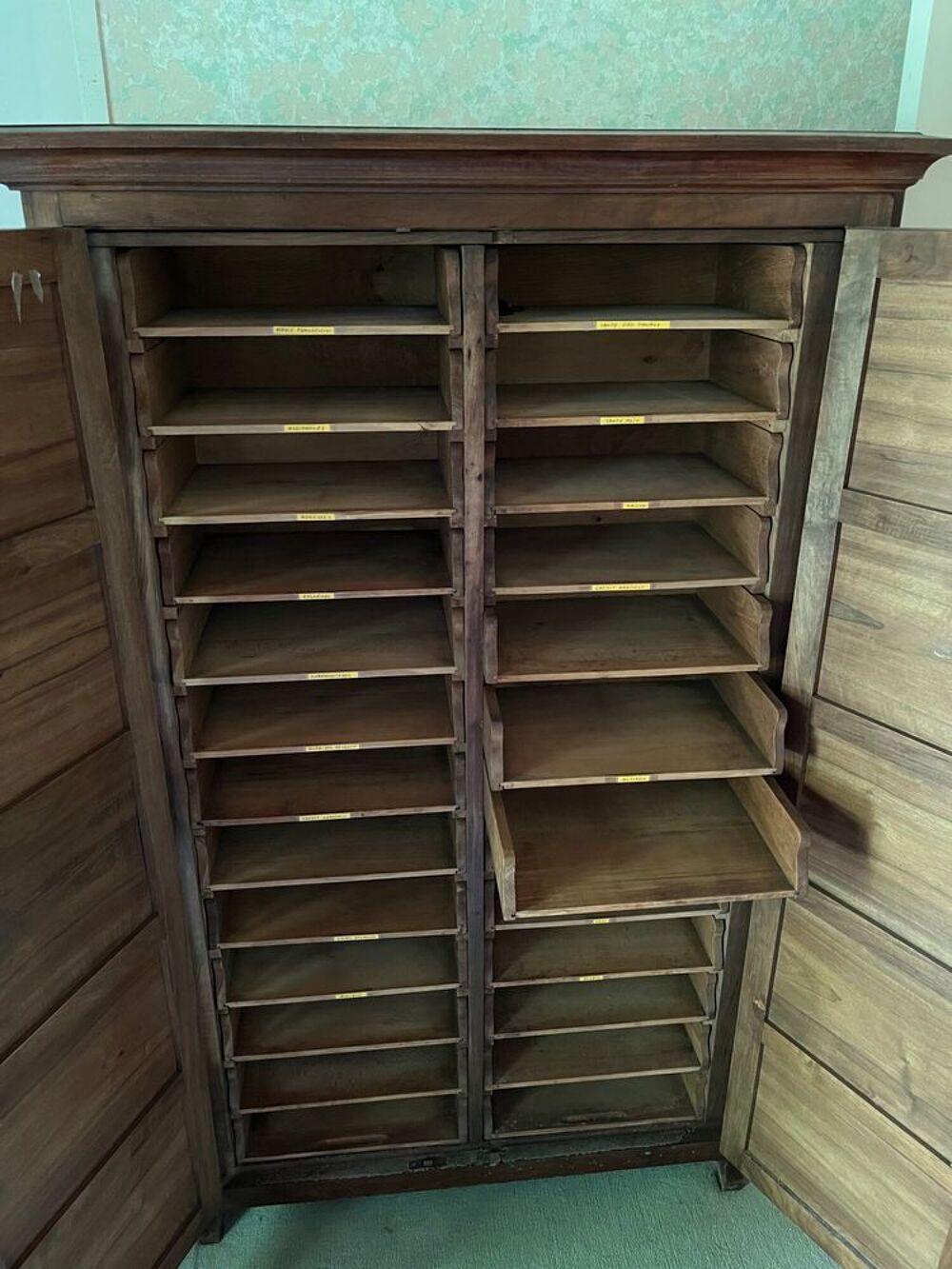 Armoire de classement tr&egrave;s pratique et originale Meubles
