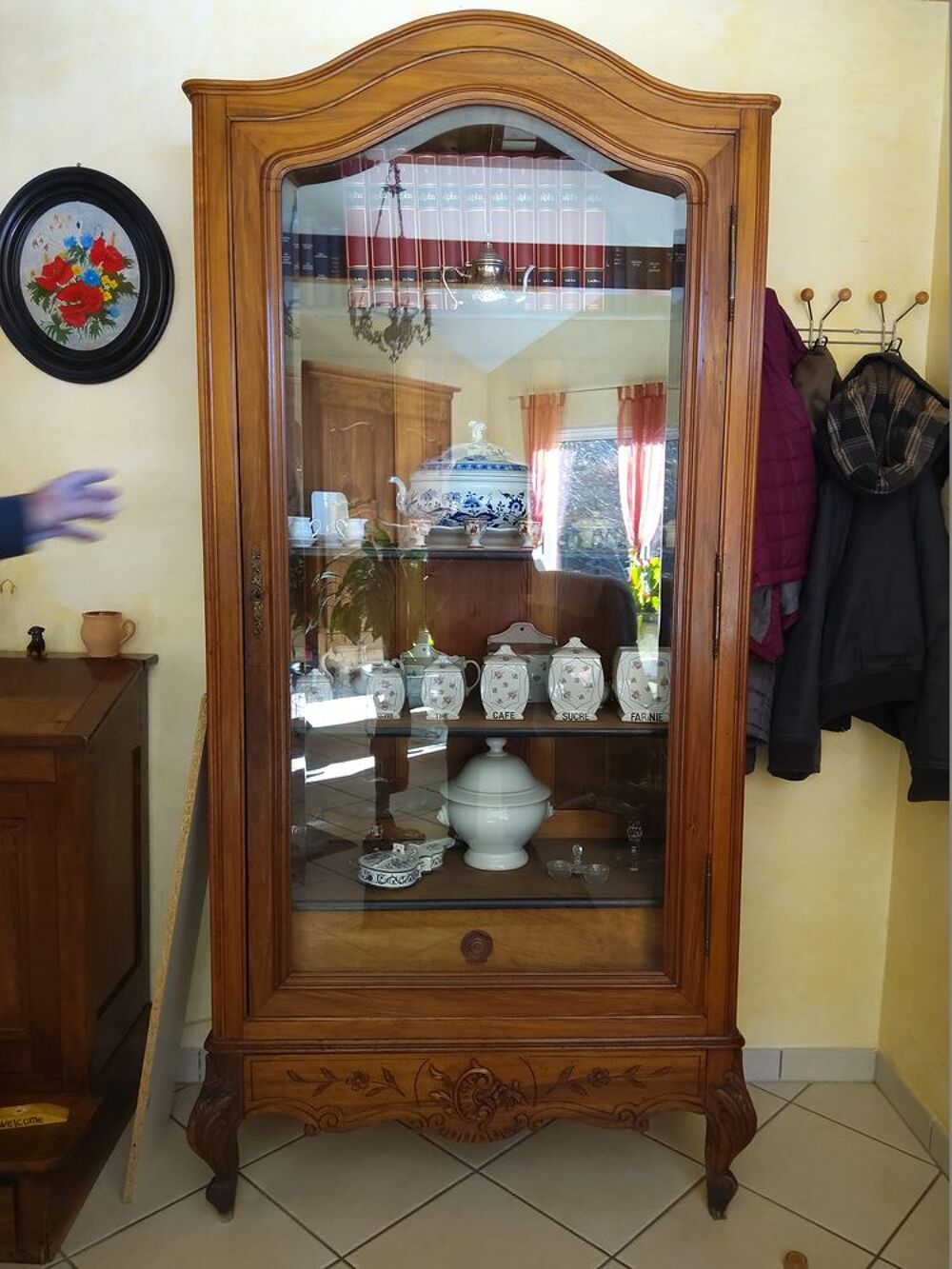 VITRINE NOYER - PORTE BISEAUTEE Meubles