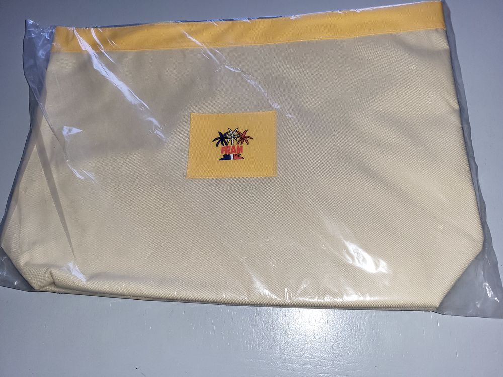  4 sacs de voyage + 1 sac &agrave; dos + 1 pochette 