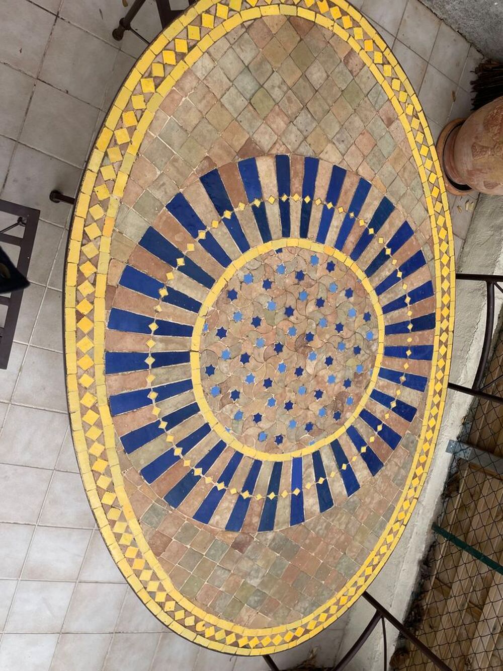 Table marocaine fa&iuml;ence, fer forg&eacute; et 4 chaises fer forg&eacute; Meubles