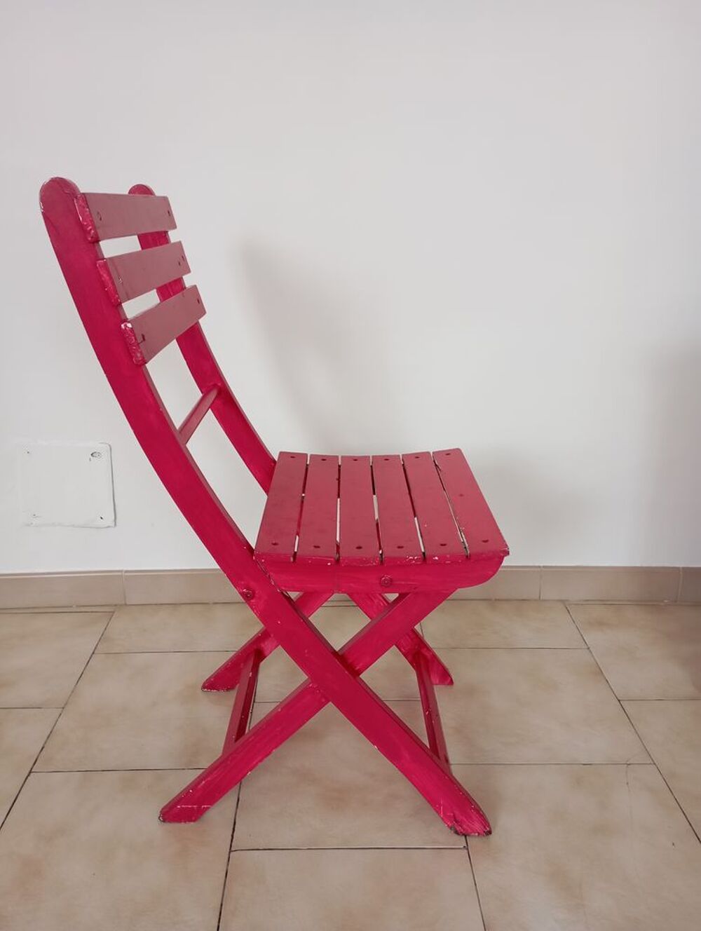 Petite chaise de jardin rouge en bois , &agrave; r&eacute;nover .Remise en Jardin
