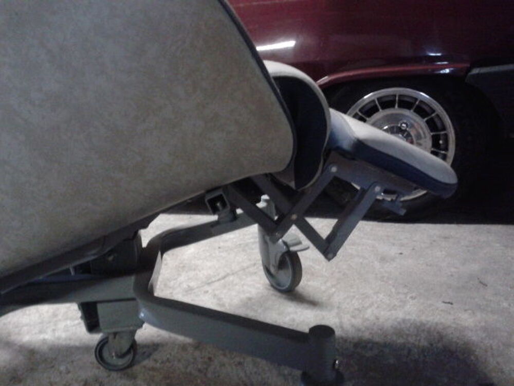 Fauteuil coquille m&eacute;dical &agrave; roulettes Meubles