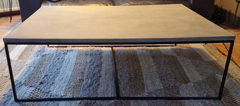 Table basse effet b&eacute;ton en r&eacute;sine et m&eacute;tal Meubles