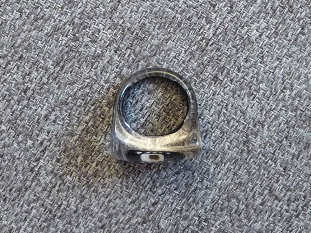 Bague en Plastique Noir &agrave; Motifs Blanc Bijoux et montres