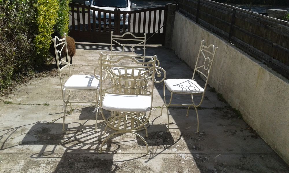 Table en fer forg&eacute; avec 4 chaises Meubles