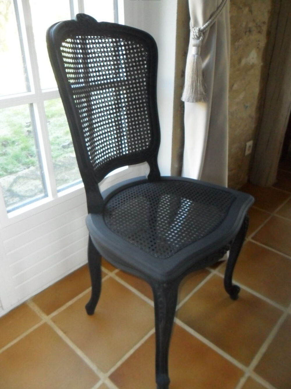 Chaise cann&eacute;e relook&eacute;e en noir mat Meubles