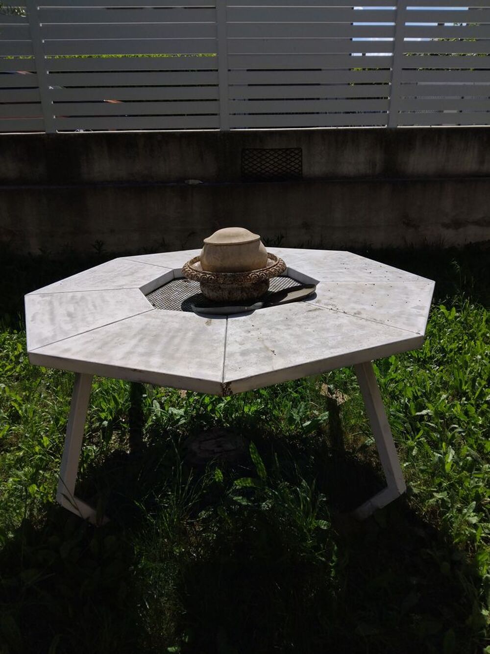 TABLE. OCTOGONALE EN FER de 1m50 de diam&egrave;tre. Meubles