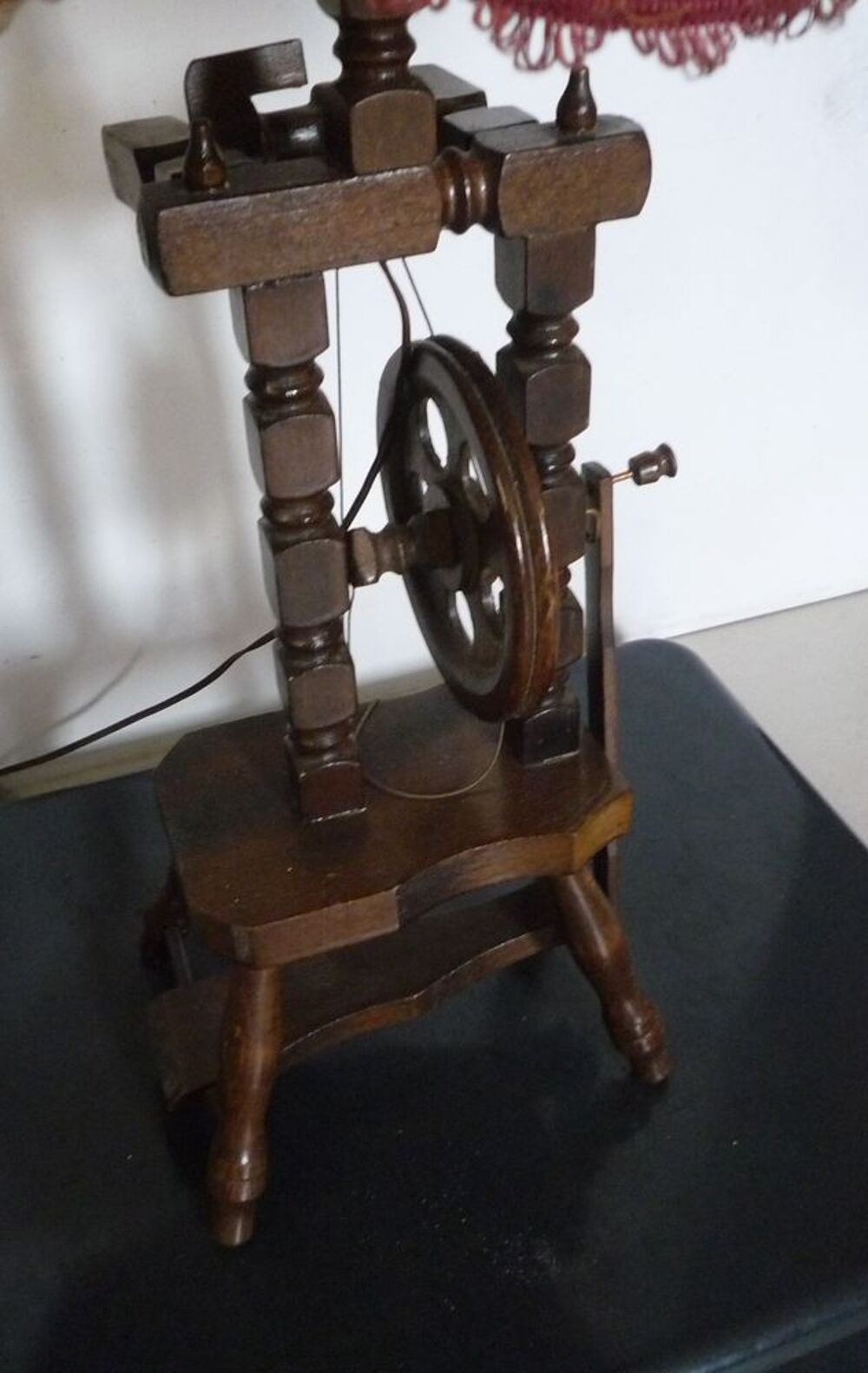Lampe rare vintage avec abat jour / rouet &agrave; filer ancien Décoration