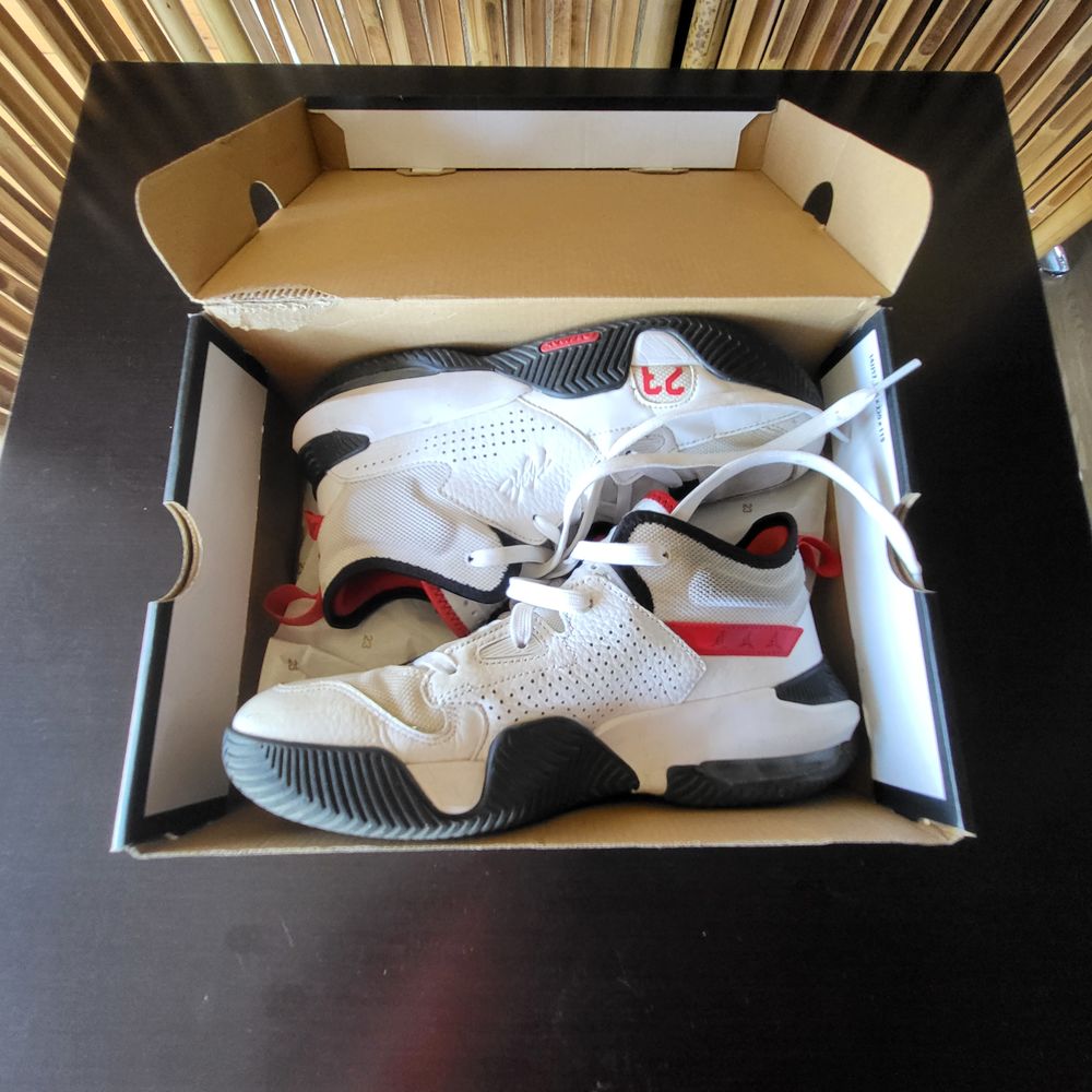 Baskets Nike Jordan Stay Loyal 2 T.39 blanches Tr&egrave;s bon &eacute;tat Chaussures