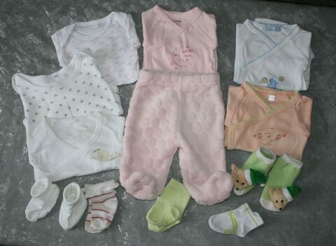 Lot 7 pi�ces (pantalon Kiabi 6 bodies 1 mois fille + chausso 3 Ch�tillon-sur-Thouet (79)