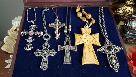 Cinq anciens pendentifs croix différents artisanales N° 1280 10 Beaune (21)