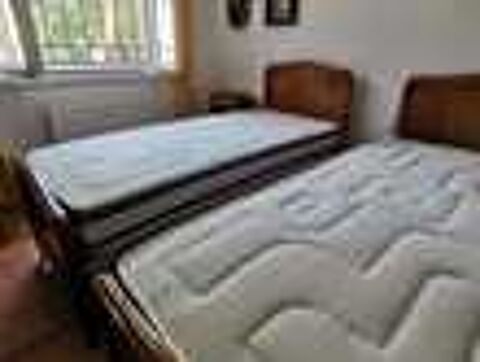 Lits jumeaux, leurs tables de nuit et leurs matelas neufs Meubles