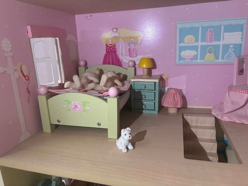 Maison de poup&eacute;es en bois meubl&eacute;e Jeux / jouets