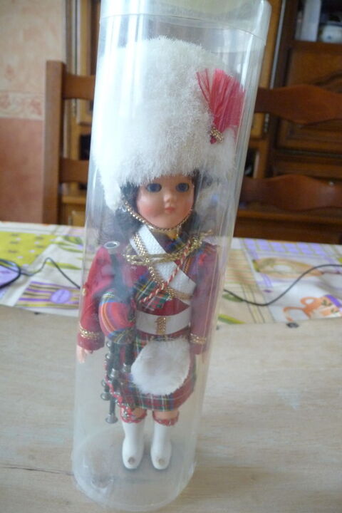 POUPEE LONDONIENNE FEMME DE 22 CM 10 Beynost (01)