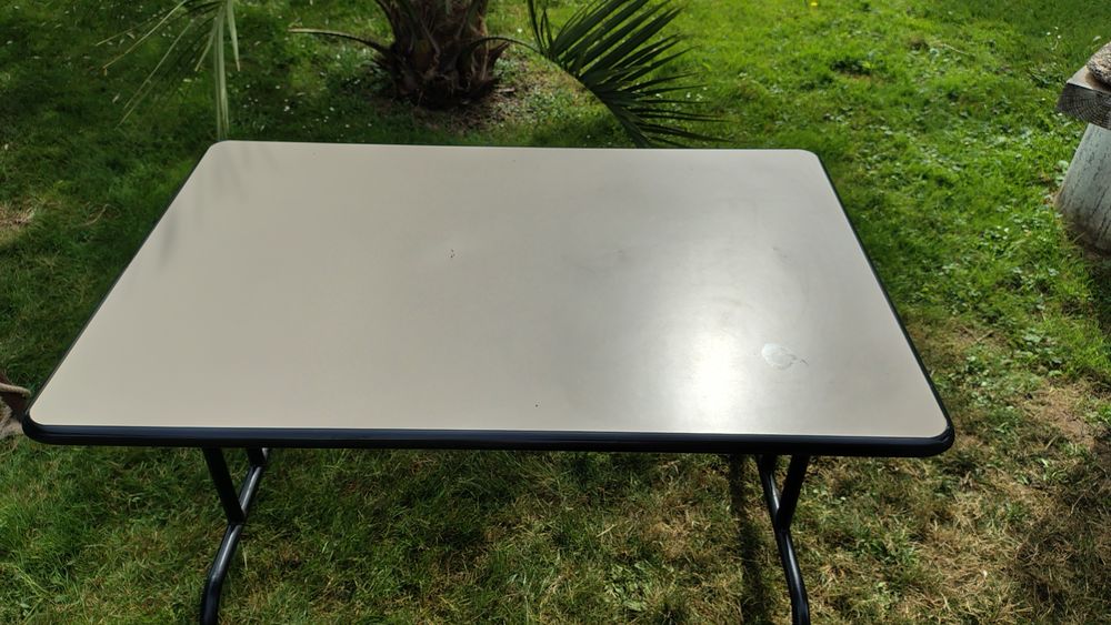 Table pliante bords anti chocs bon &eacute;tat Meubles