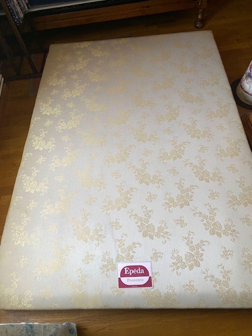 SOMMMIER et MATELAS Ep&eacute;da Multispire &agrave; motif floral dor&eacute; Meubles