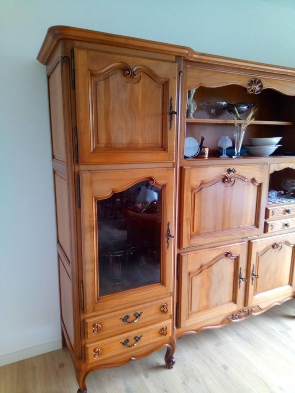 grand meuble avec un bar bonne qualit&eacute;s Meubles