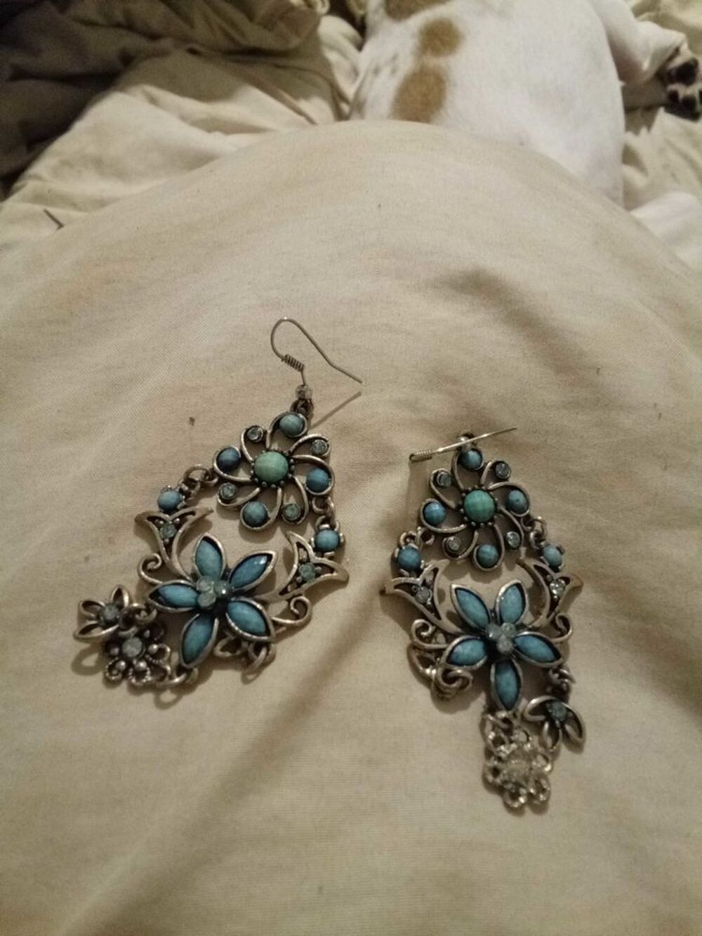 boucle d'oreille fantaisie pendante fleur bleu Bijoux et montres