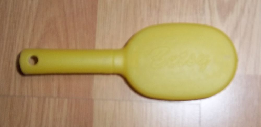 Brosse jaune poup&eacute;e Betsy Jeux / jouets