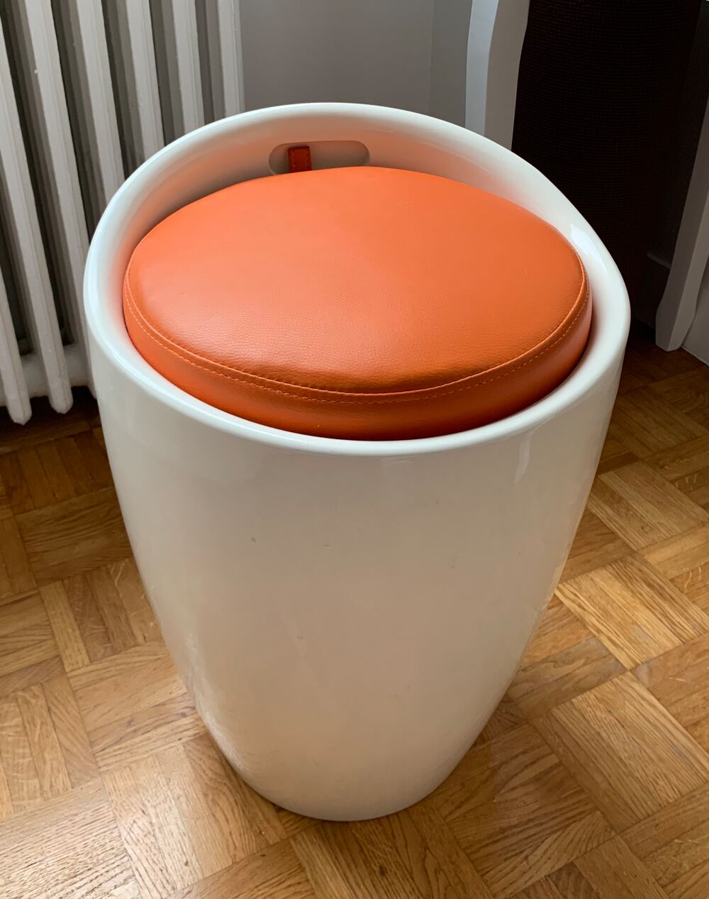 2 tabourets blanc et orange
Meubles