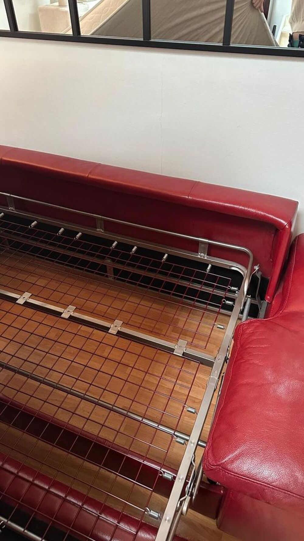 Canap&eacute; rouge en cuir trois places Meubles