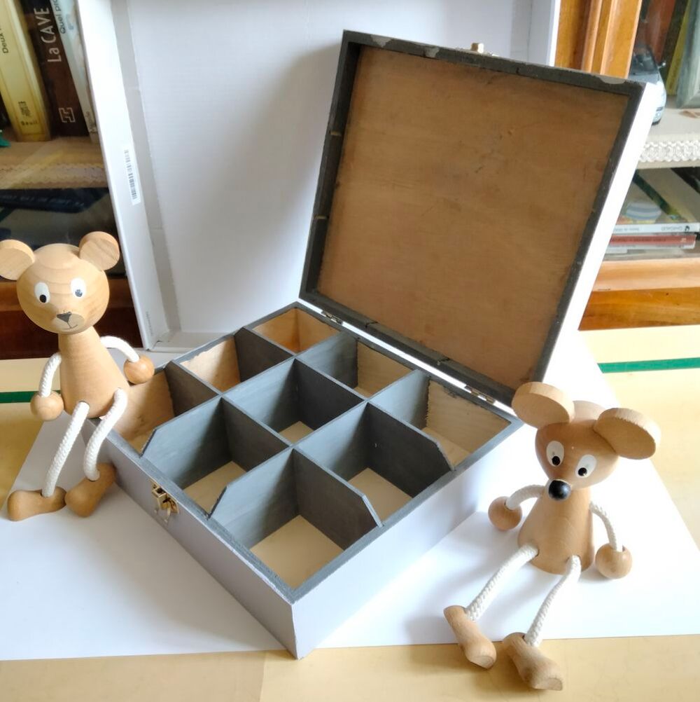 Coffret gris en bois. Décoration