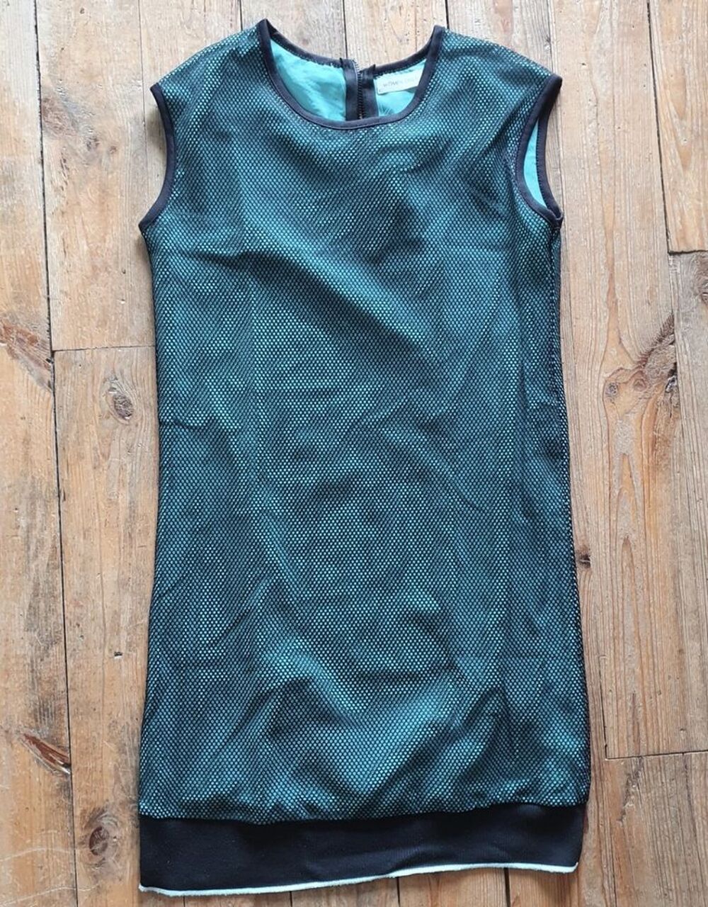 Robe verte avec un filet noir Vêtements