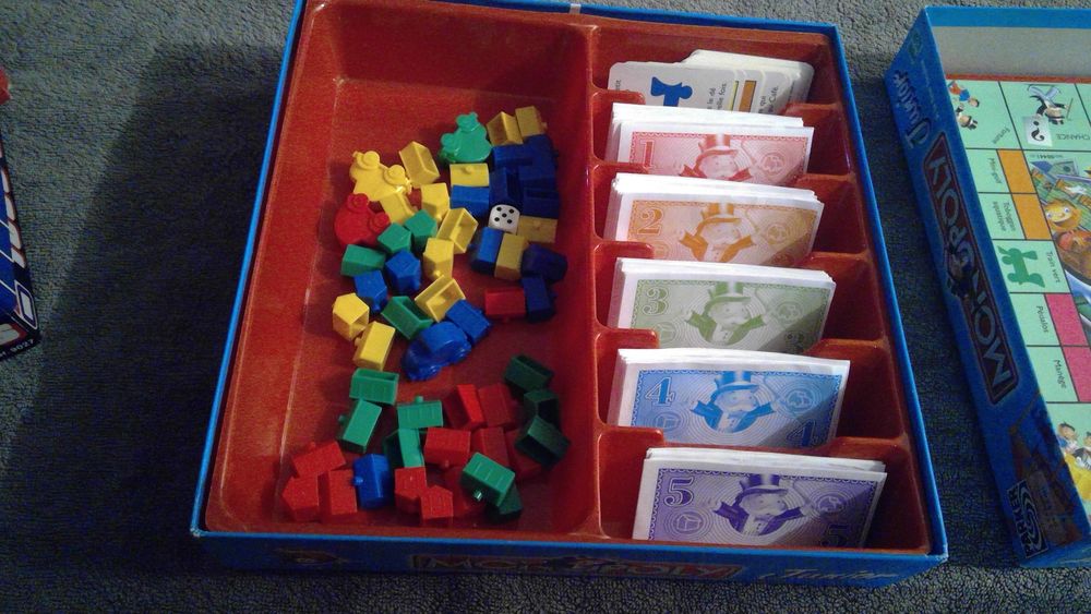MONOPOLY JUNIOR
A LA FETE FORAINE
2 A 4 JOUEURS
5 A 8 ANS Jeux / jouets