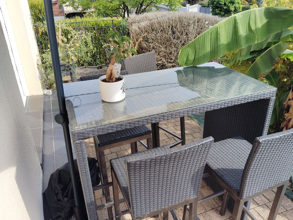 Table + chaises ext&eacute;rieur Meubles