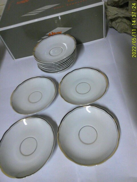lot  de  ( 12 ) Belle  Sous tasses  en Porcelaine 20 Nontron (24)
