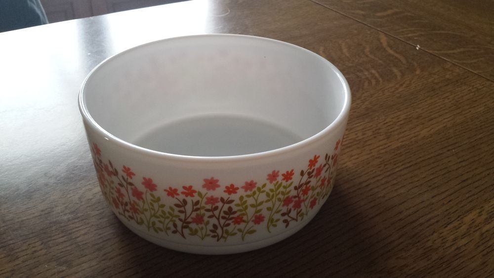 Plat en arcopal avec fleurettes orang&eacute;es Décoration