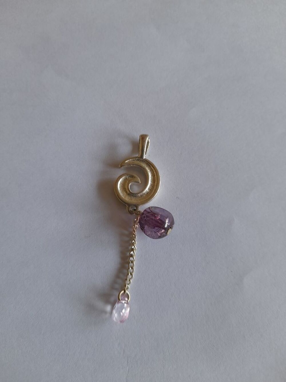 Pendentif violet (28b) Bijoux et montres