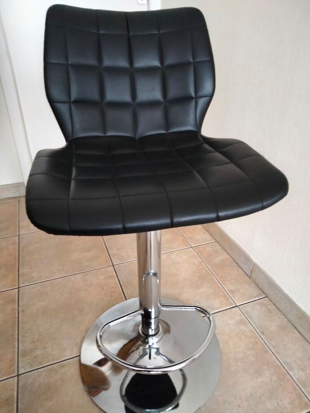 Tabouret de bar noir pied chrom&eacute; Meubles