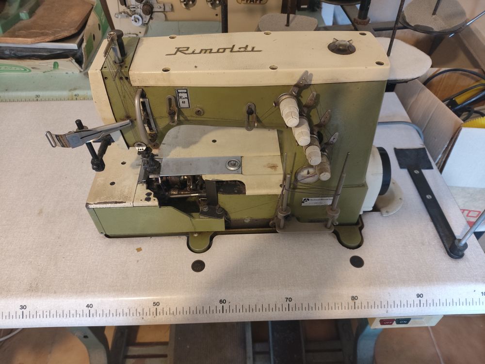Machine recouvreuse double aiguille Rimoldi Bricolage