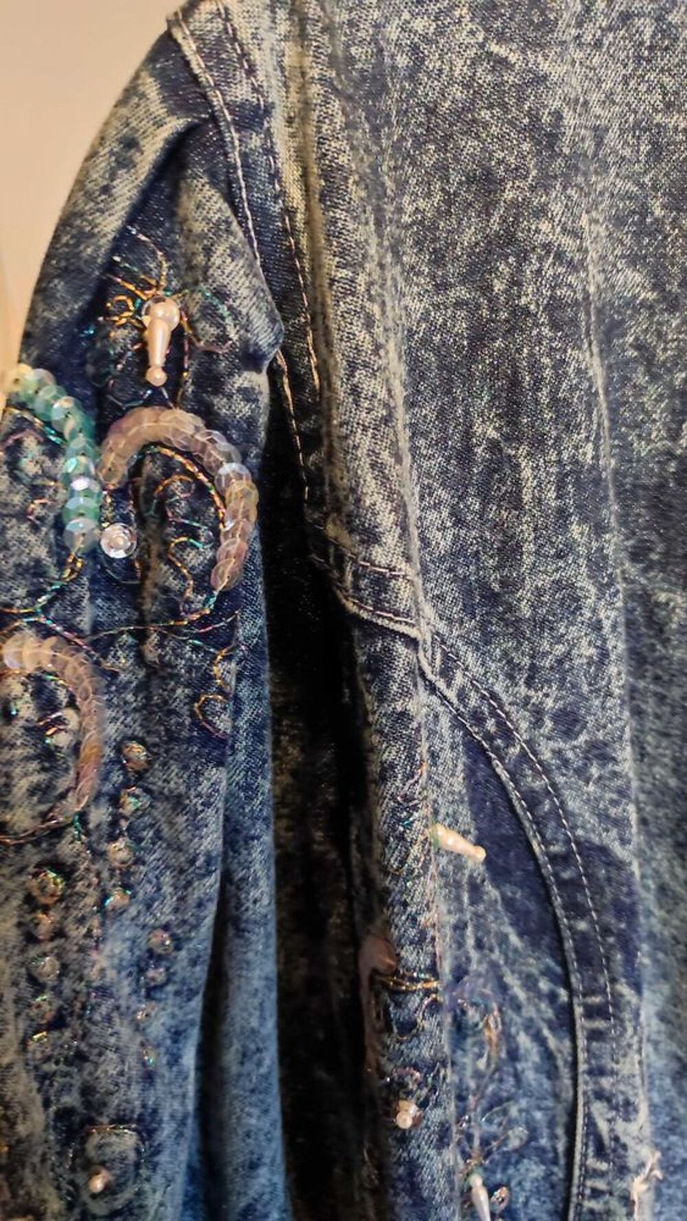 Superbe veste vintage ann&eacute;es fin 80 , neuve, perl&eacute;e, avec sequins &eacute;galement. jean Vêtements