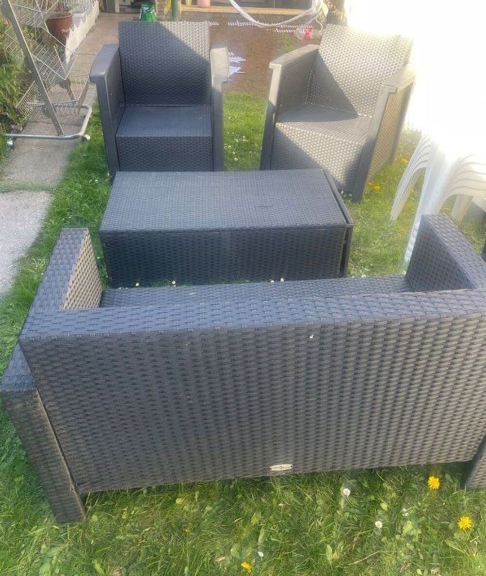 salon de jardin en r&eacute;sine en tr&egrave;s bon &eacute;tat, une grande banquette, deux fauteuils une place et une table avec une rallonge, voir photo, ci-jointe Jardin