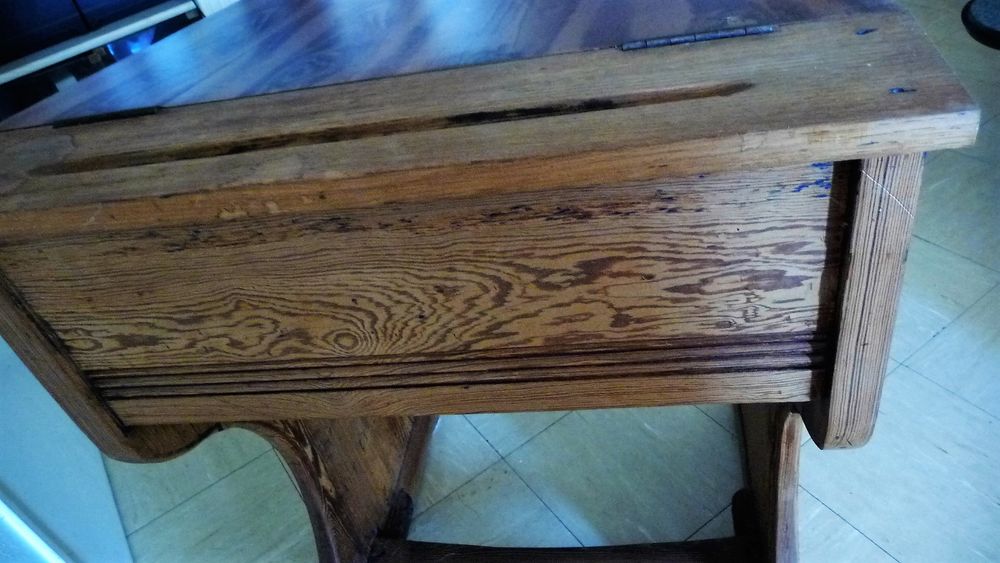 Bureau &eacute;colier bois ancien. 
Meubles
