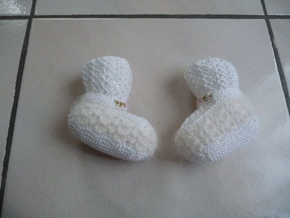 2 jolis chaussons b&eacute;b&eacute; blancs NEUFS Vêtements enfants