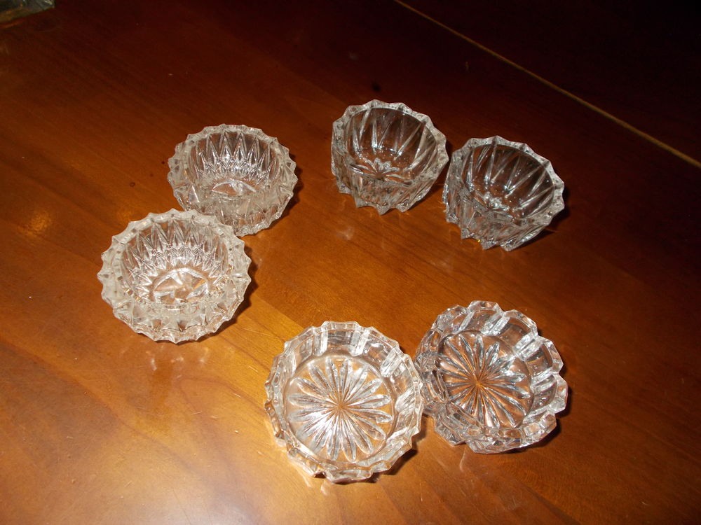 plusieurs paires de salerons en verre Décoration