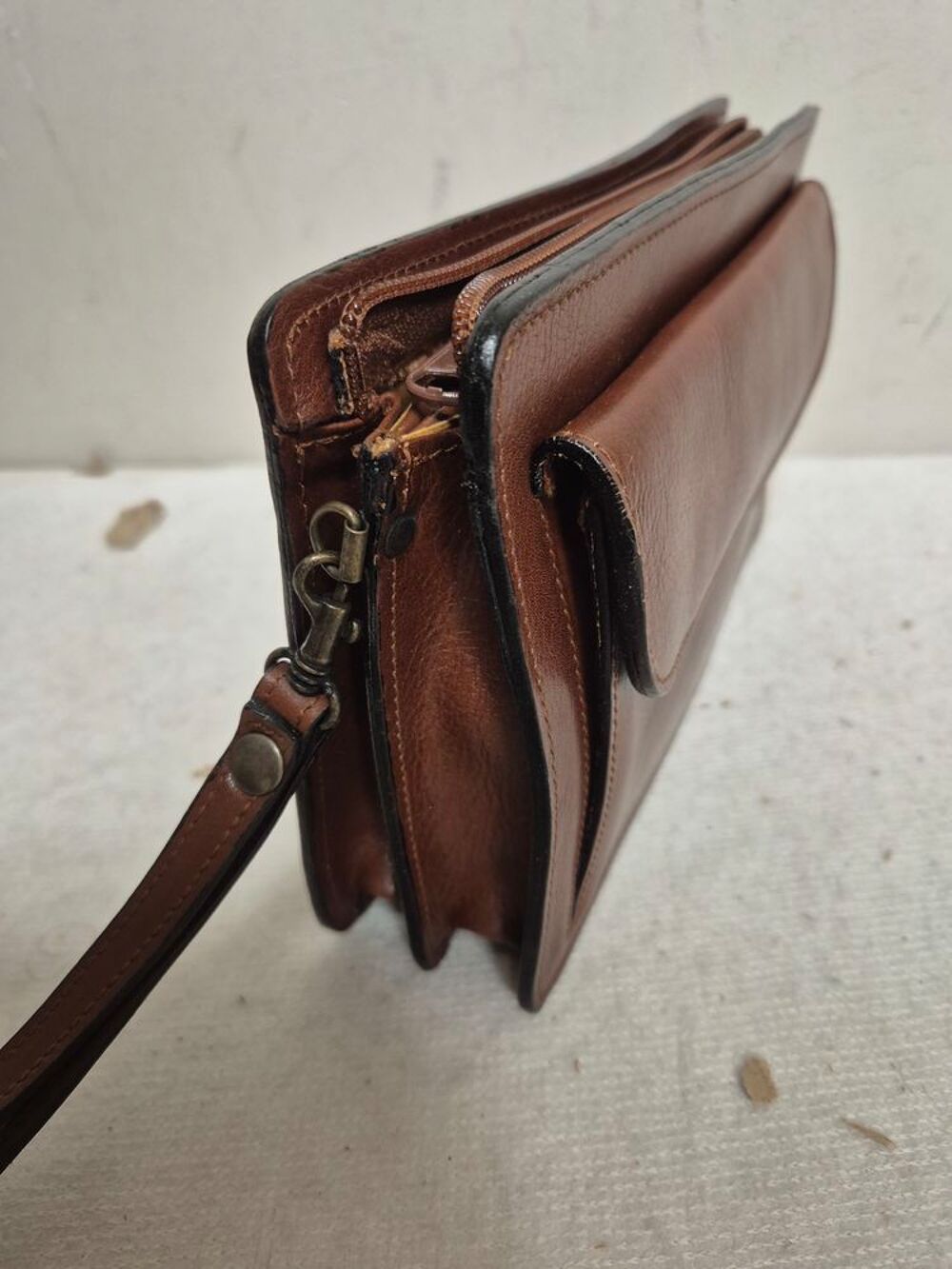 Pochette homme en cuir pleine fleur avec dragonne et souffle Maroquinerie