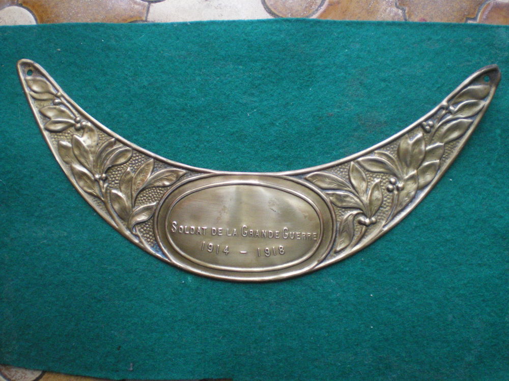 Plaque de casque Adrian du d&eacute;fil&eacute; de la Victoire 1914-1918. 