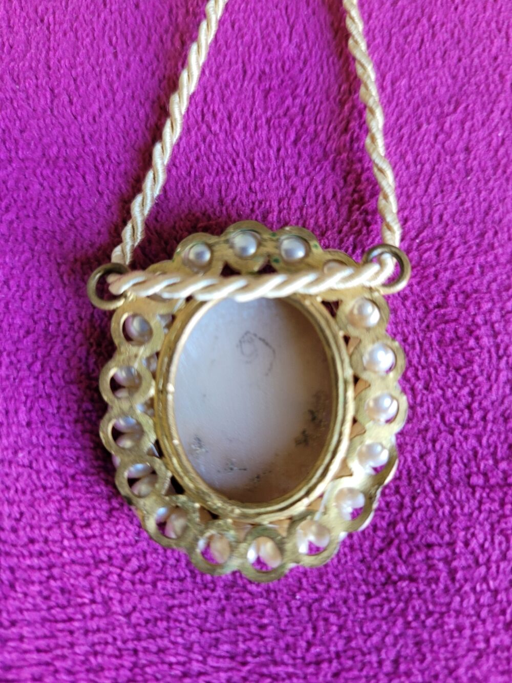 CAM&Eacute;E ancien fin 19&egrave;me si&egrave;cle, orn&eacute; de perles tout autour. Bijoux et montres