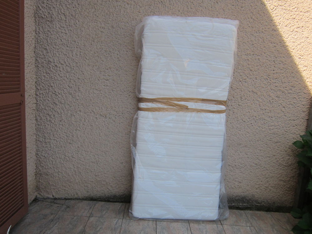Un matelas 0.90 cm x 200 cm et ses accessoires Meubles
