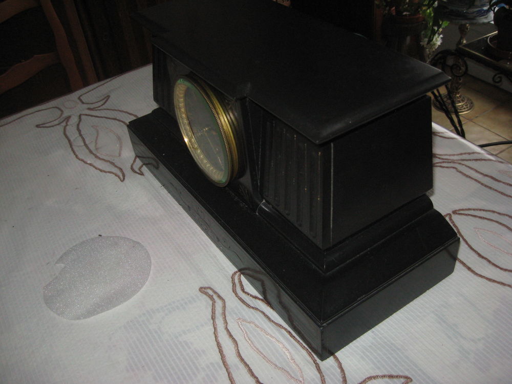 Ancienne pendule de chemin&eacute;e en marbre D�coration